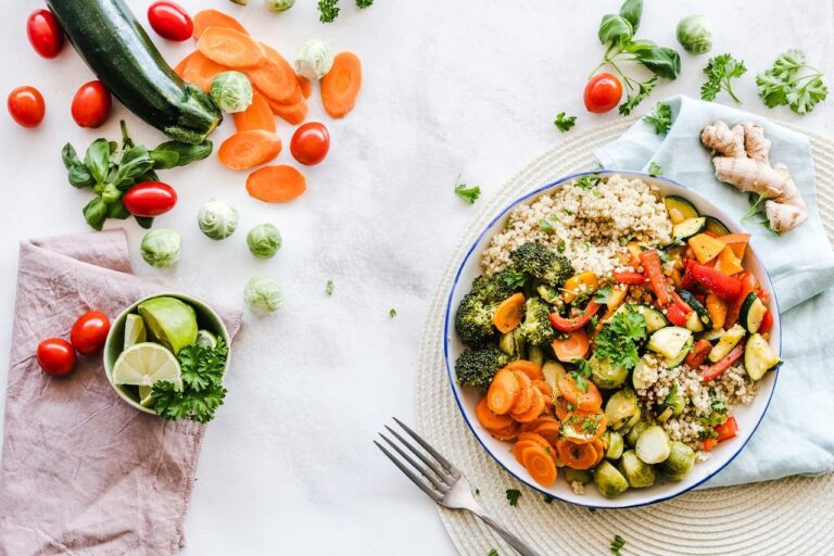 Bol de légumes frais et colorés, illustration des ateliers de psychonutrition