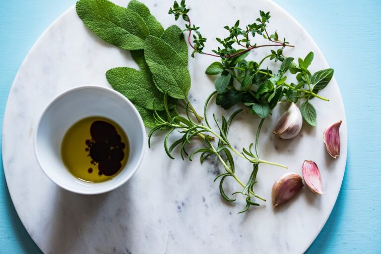 Herbes aromatiques fraîches, ail et huile d’olive, illustration de la consultation naturopathie