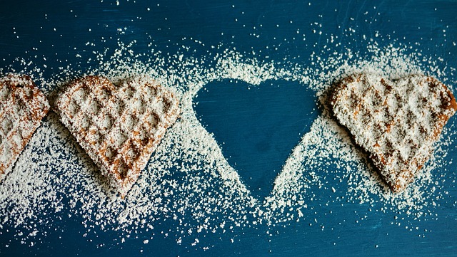 Gaufres en forme de cœur saupoudrées de sucre, illustration de l’addiction au sucre