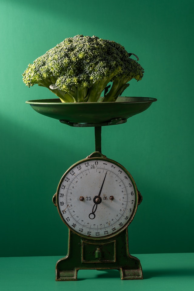 Brocoli posé sur une balance de cuisine, illustration de l’équilibre acido-basique